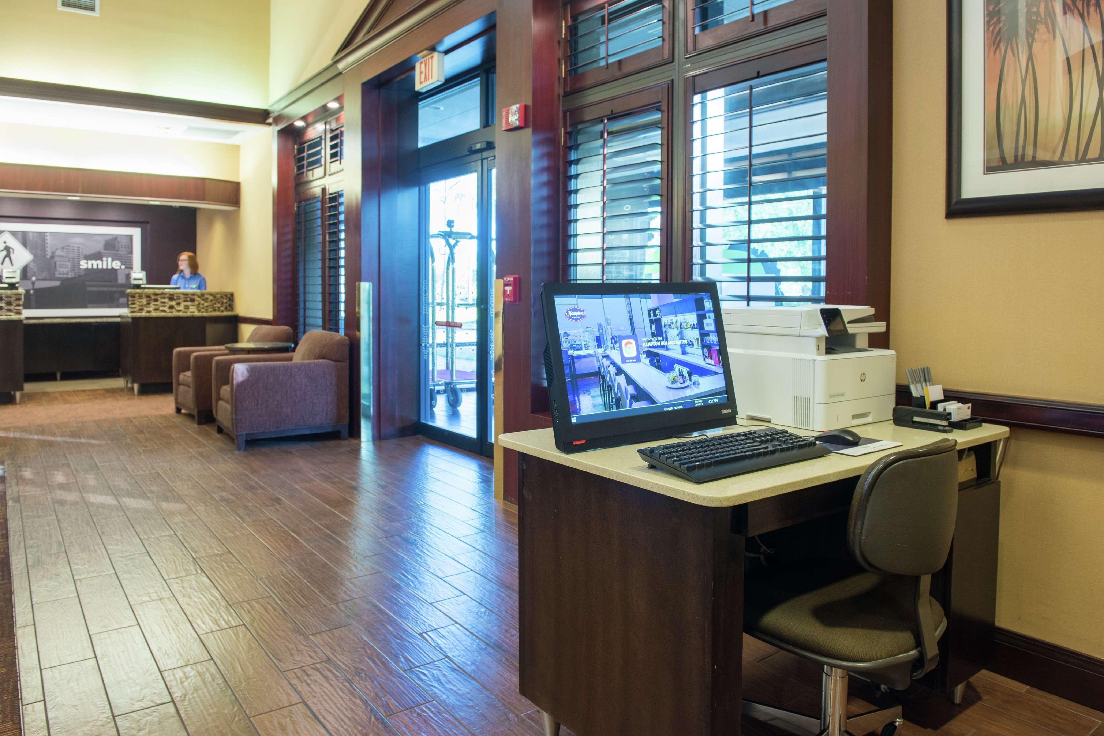 Hampton Inn & Suites Tampa-North Exterior photo